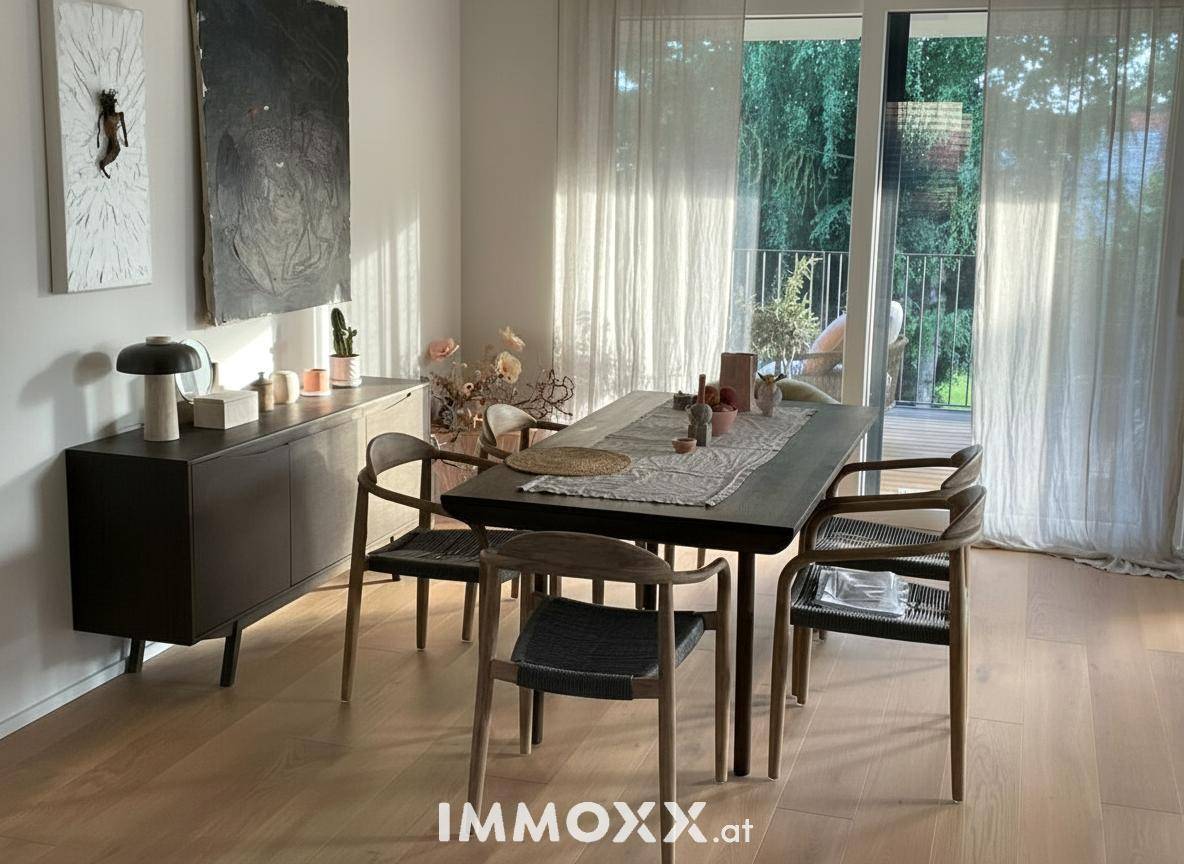 Eleganter Essbereich mit großem Holztisch, modernen Stühlen und viel Tageslicht durch die bodentiefen Fenster.