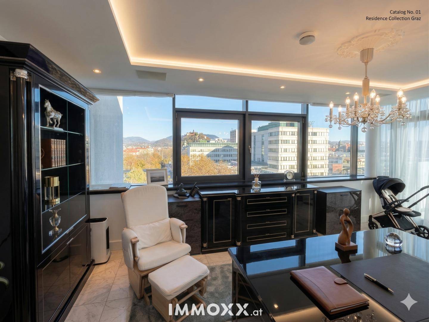 Elegantes Büro mit dunklen Möbeln, großen Fenstern und Stadtblick.