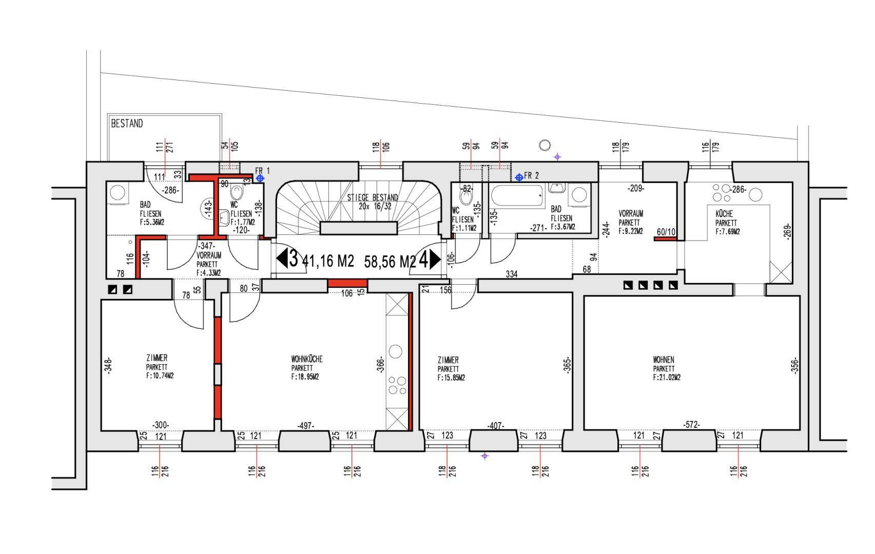Detaillierter Grundrissplan einer Etage mit Wohnbereichen, Bädern und Treppenhaus.