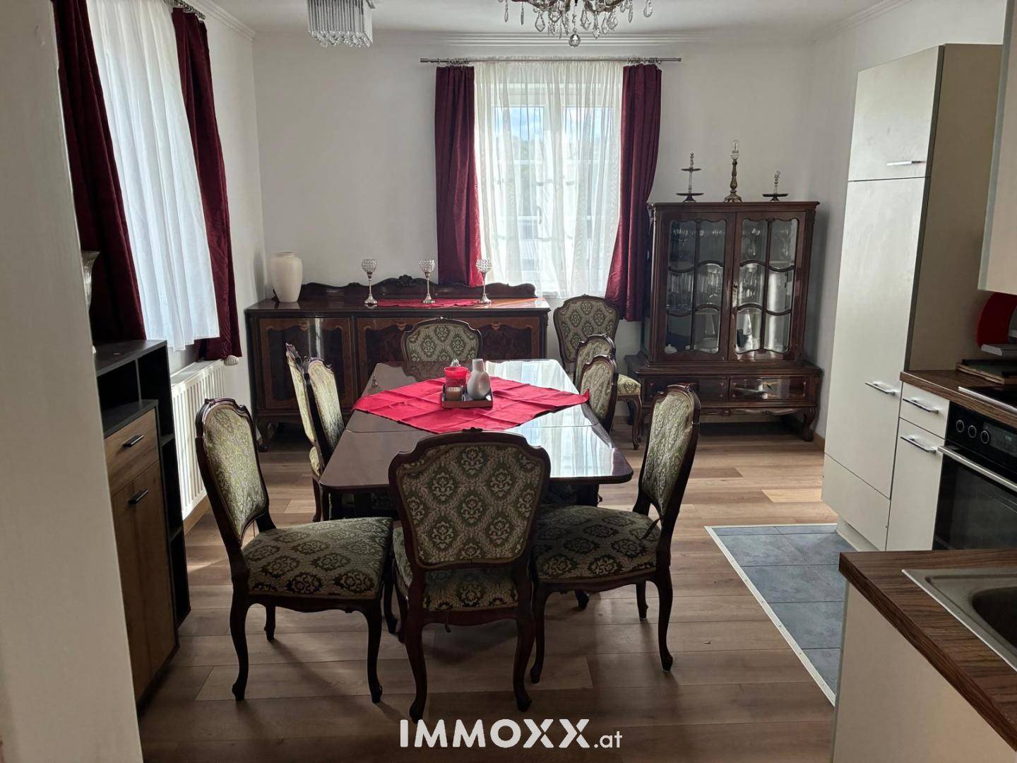 Traditioneller Essbereich mit großem Holztisch, passenden Stühlen und klassischer Einrichtung.