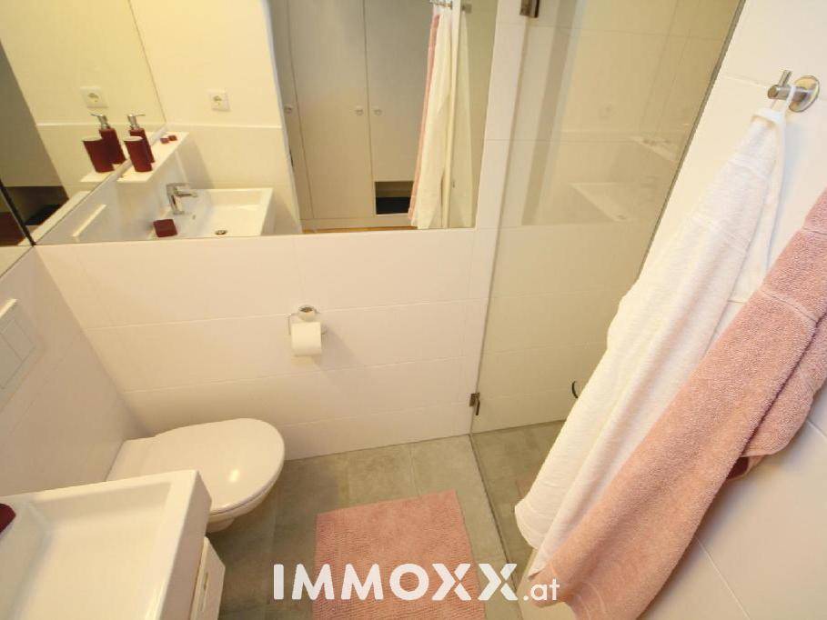Kompaktes Badezimmer mit Dusche, Toilette und Waschbecken in modernem Design, funktional und sauber.