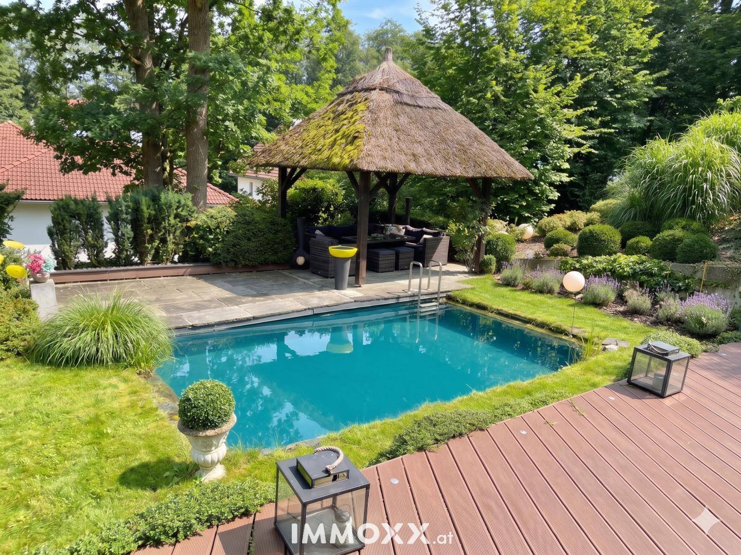 Idyllischer Poolbereich mit Strohdach-Pavillon, Holzdeck und üppiger Bepflanzung im Garten.