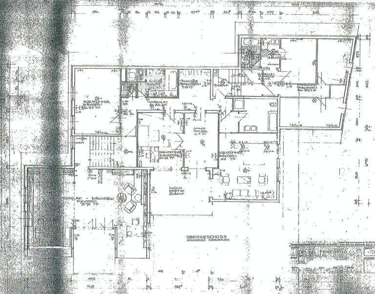 Grundriss des Obergeschosses mit Schlafzimmern, Bädern und Loggia.