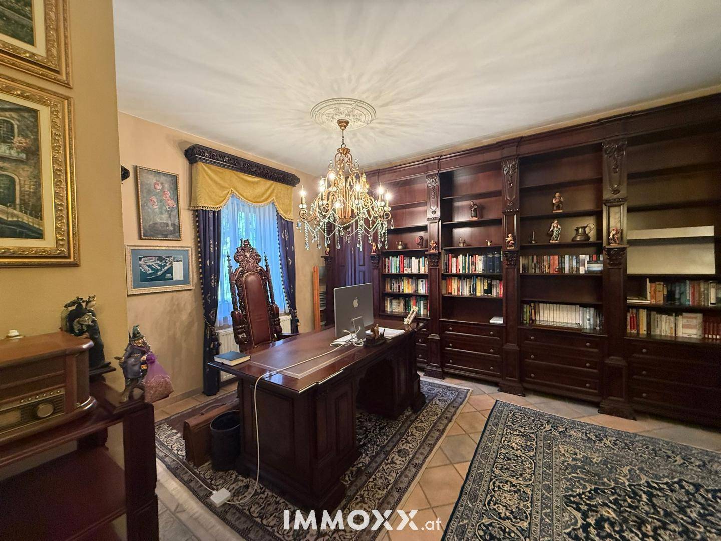Elegantes Arbeitszimmer mit großem Holzschreibtisch, eingebauten Bücherregalen und klassischer Einrichtung.