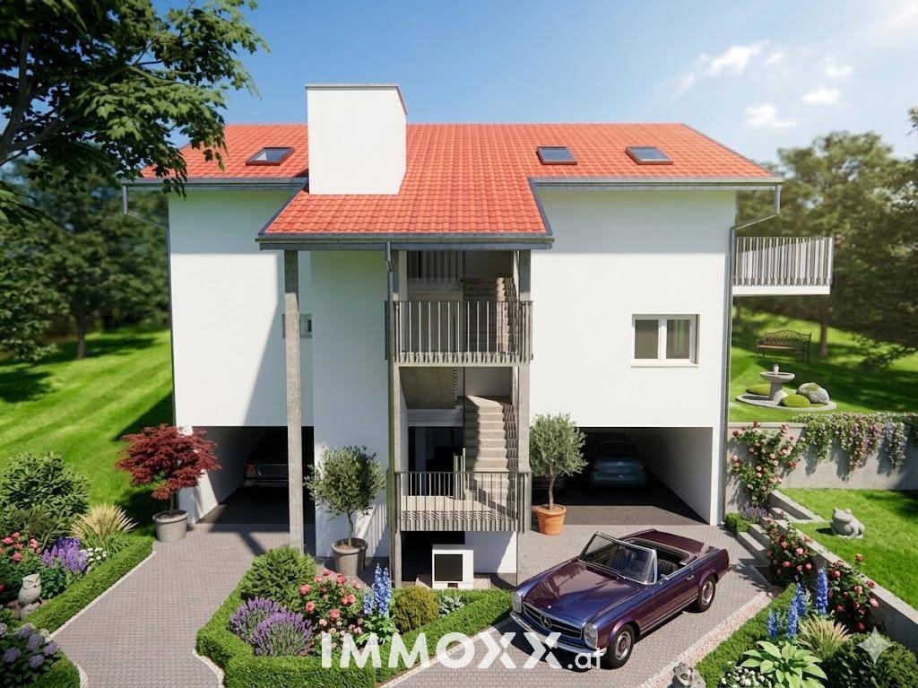 Vorderansicht des modernen Hauses mit Zufahrt, Carports und gepflegter Gartenanlage.