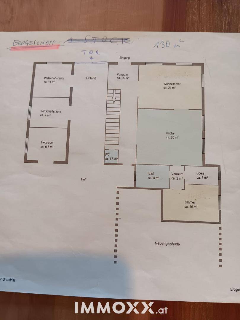 Grundriss des Erdgeschosses mit verschiedenen Räumen und Flächenangaben.