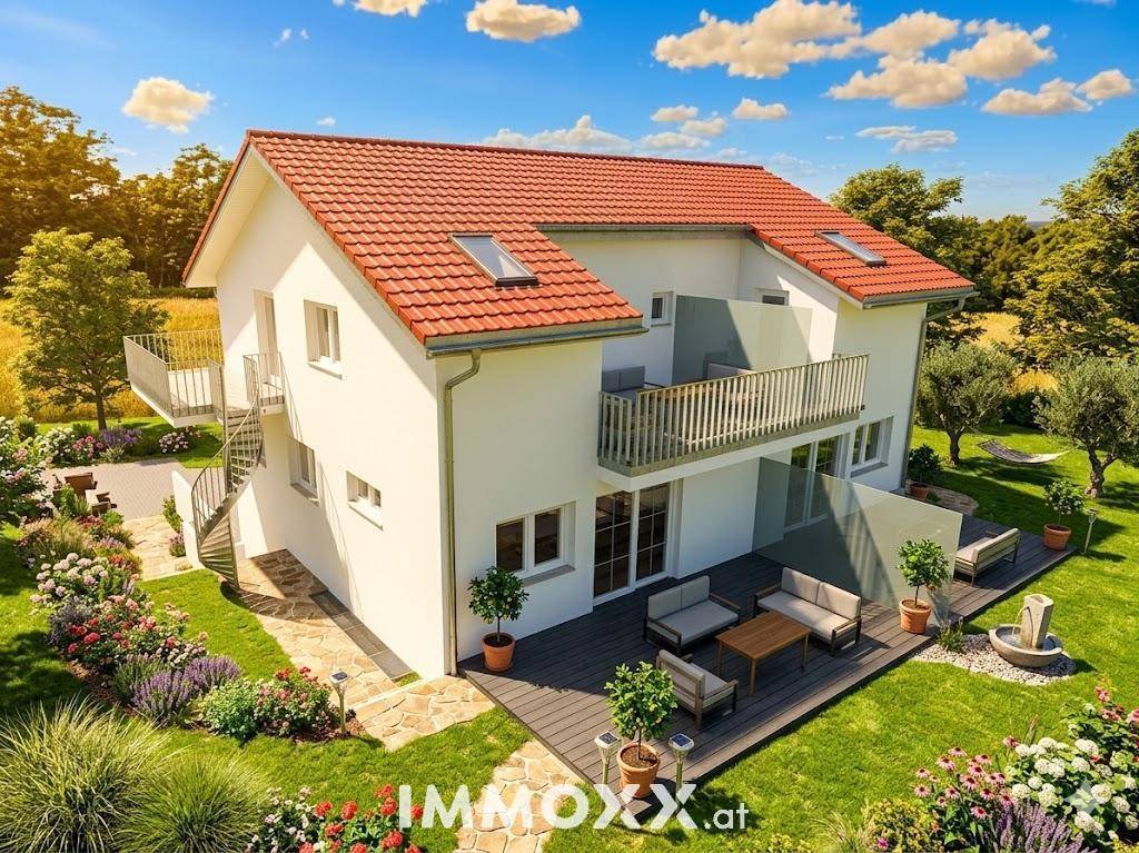 Modernes Haus mit weitläufigem Garten, großer Terrasse und Balkon, ideal für entspanntes Wohnen im Grünen.