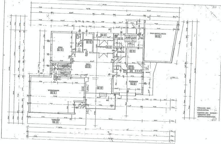 Grundriss des Erdgeschosses mit Wohnzimmer, Büro und Terrasse.