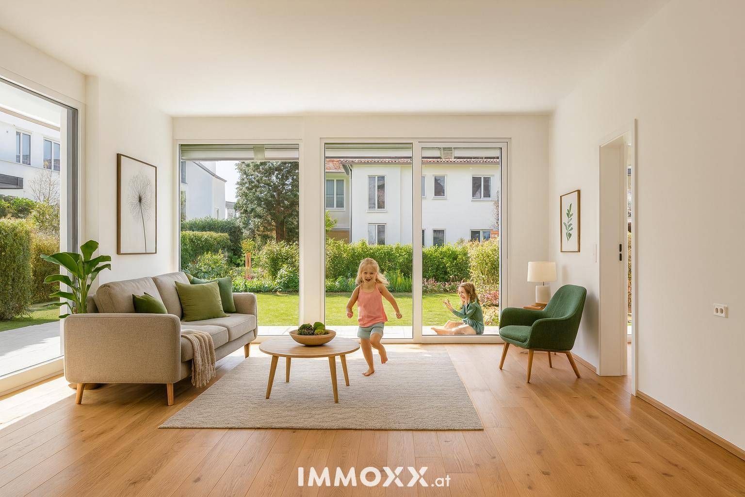 Lichtdurchflutetes Wohnzimmer mit modernem Sofa, Holzboden und direktem Blick in den Garten.