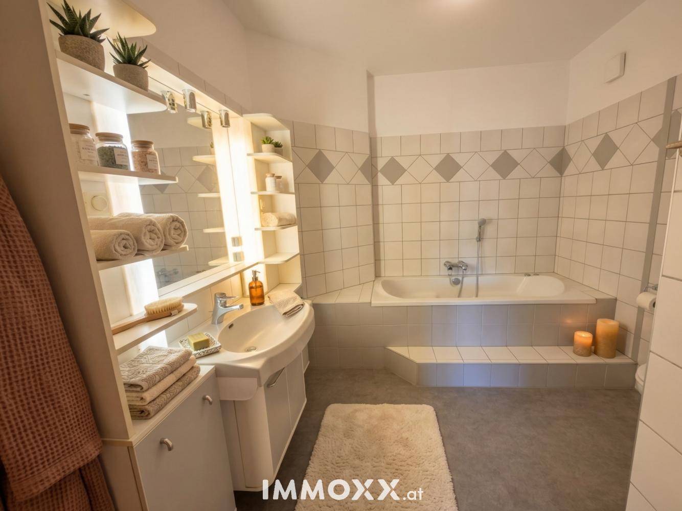 Geräumiges Badezimmer mit Badewanne, Doppelwaschbecken und Fliesen, bietet viel Stauraum.