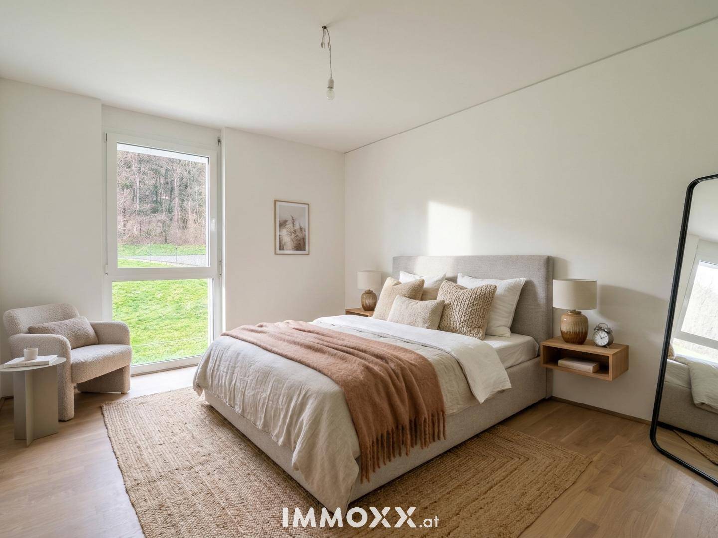 Helles Schlafzimmer mit großem Fenster, Holzboden und modernem Doppelbett mit Nachttischen.