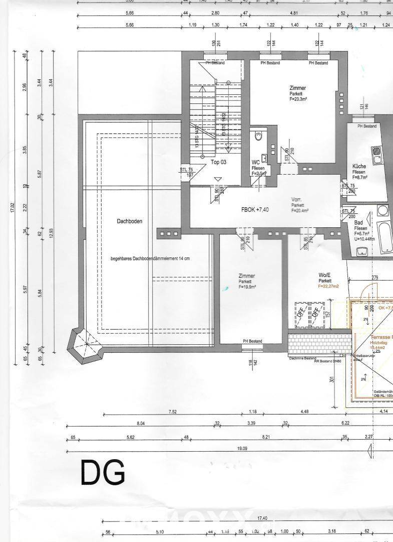 Grundriss des Dachgeschosses mit Zimmern, Bad und Dachbodenbereich.