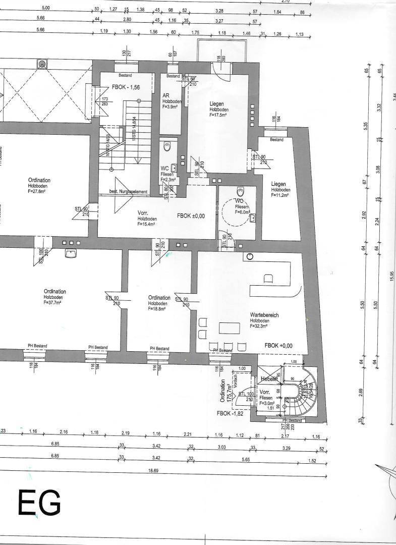 Grundriss des Erdgeschosses mit Büroräumen und Wartebereich.
