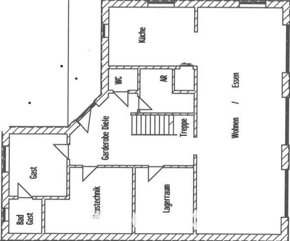Grundriss des Erdgeschosses mit offener Küche, Wohn- und Essbereich, Gästezimmer und separatem WC.
