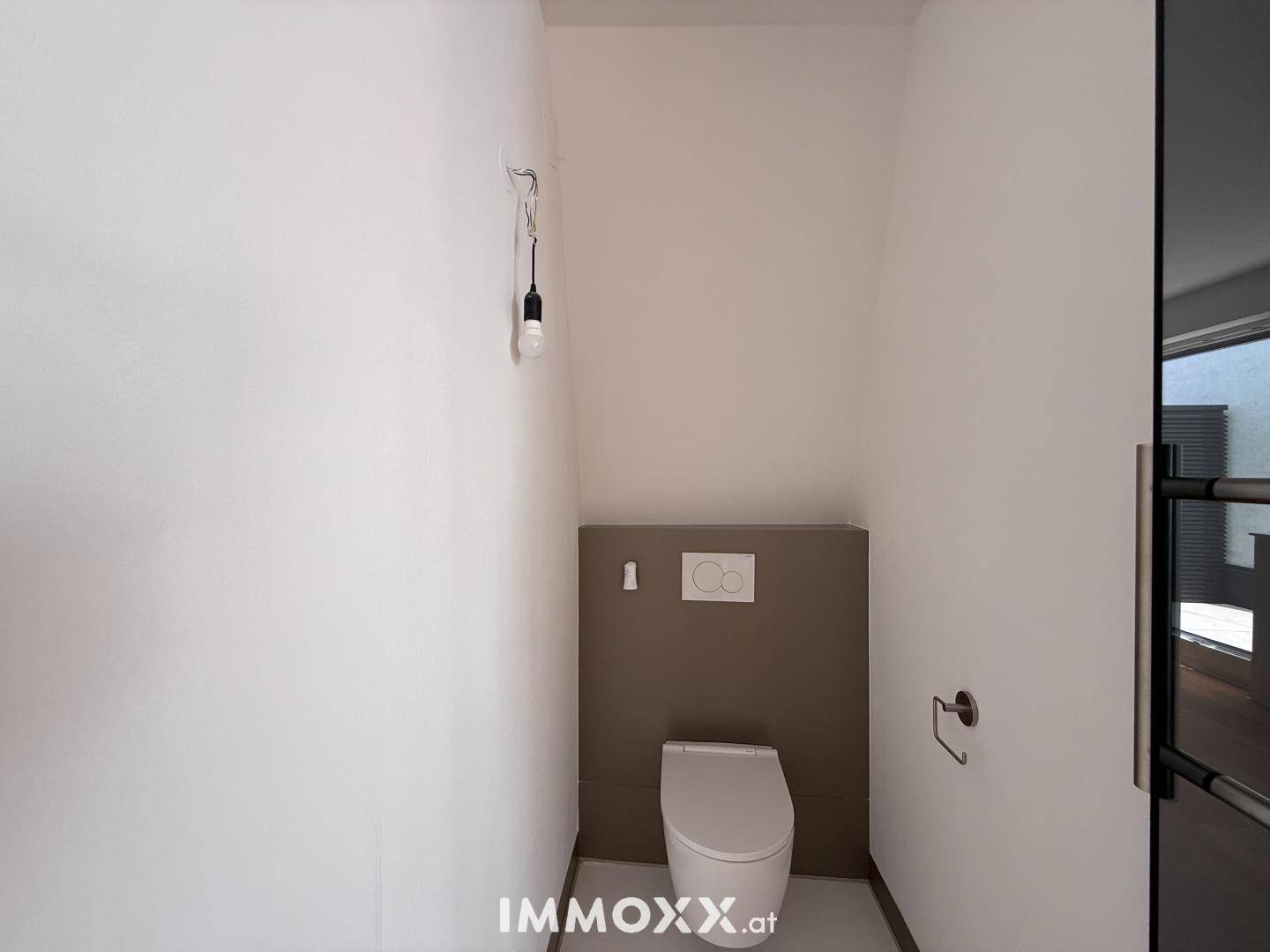 Kleines Gäste-WC mit wandhängender Toilette und schlichtem, modernem Design.