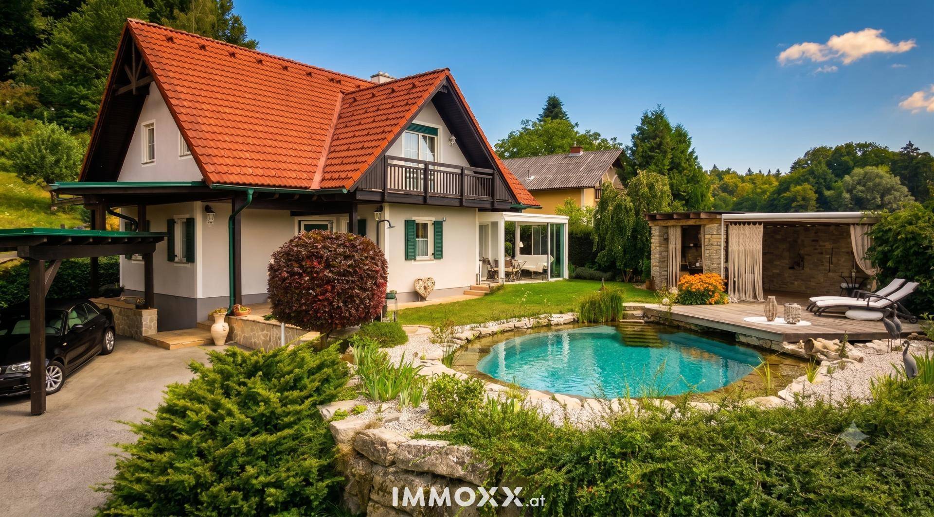 Idyllisches Einfamilienhaus mit Naturpool, Carport und einer einladenden Pergola im grünen Garten.