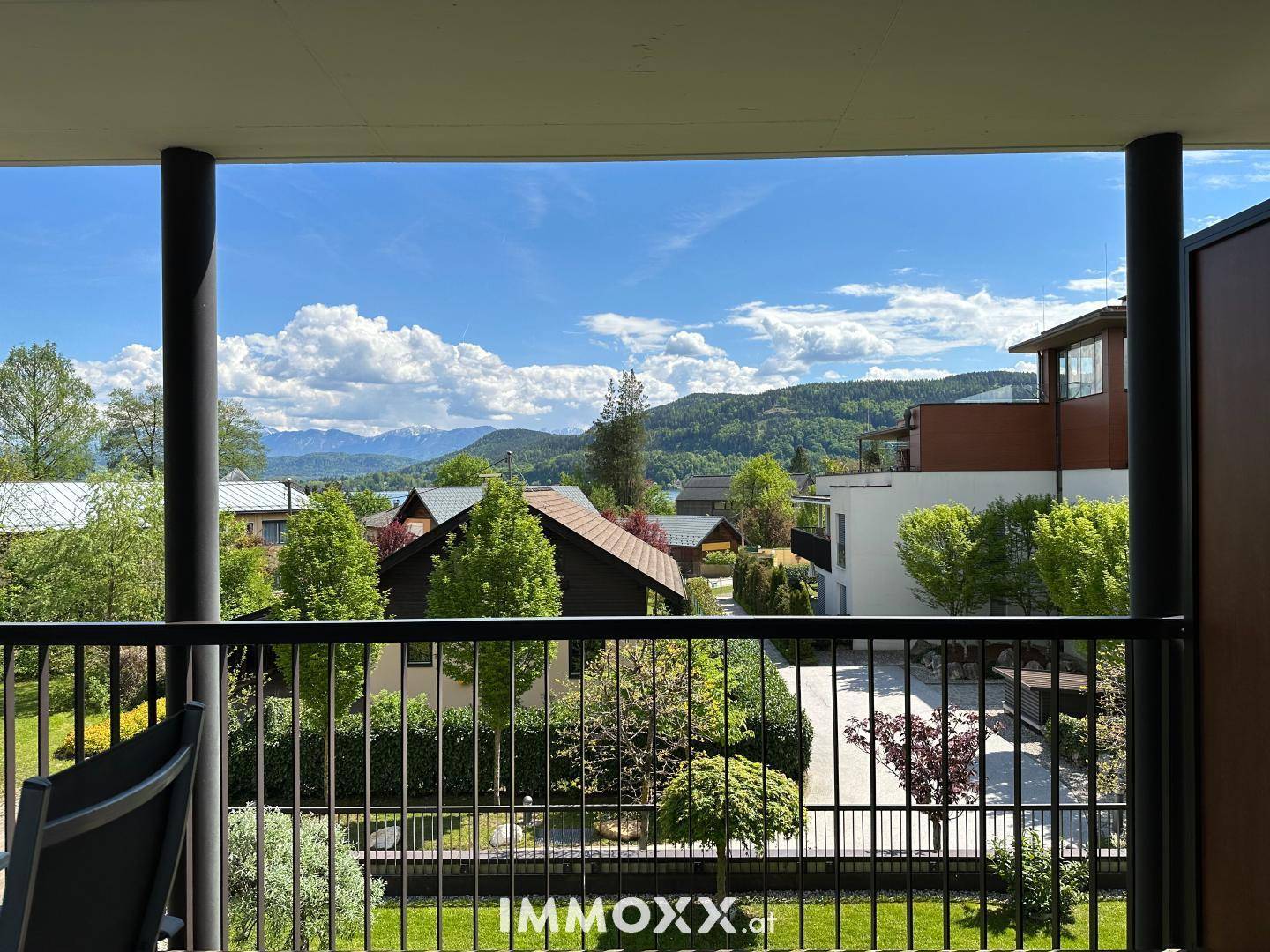 Panoramablick vom Balkon auf die umliegende Landschaft, Berge und den See.