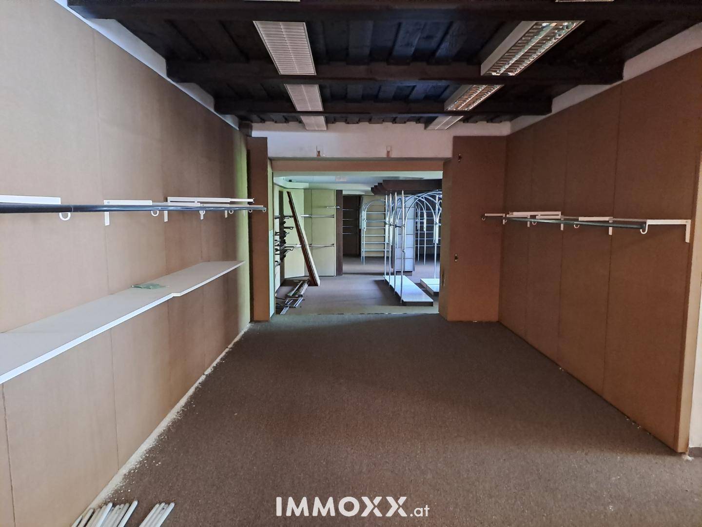 Ein weiterer Blick in den Ladenraum mit sichtbaren Holzbalken an der Decke und weiteren Regalen.