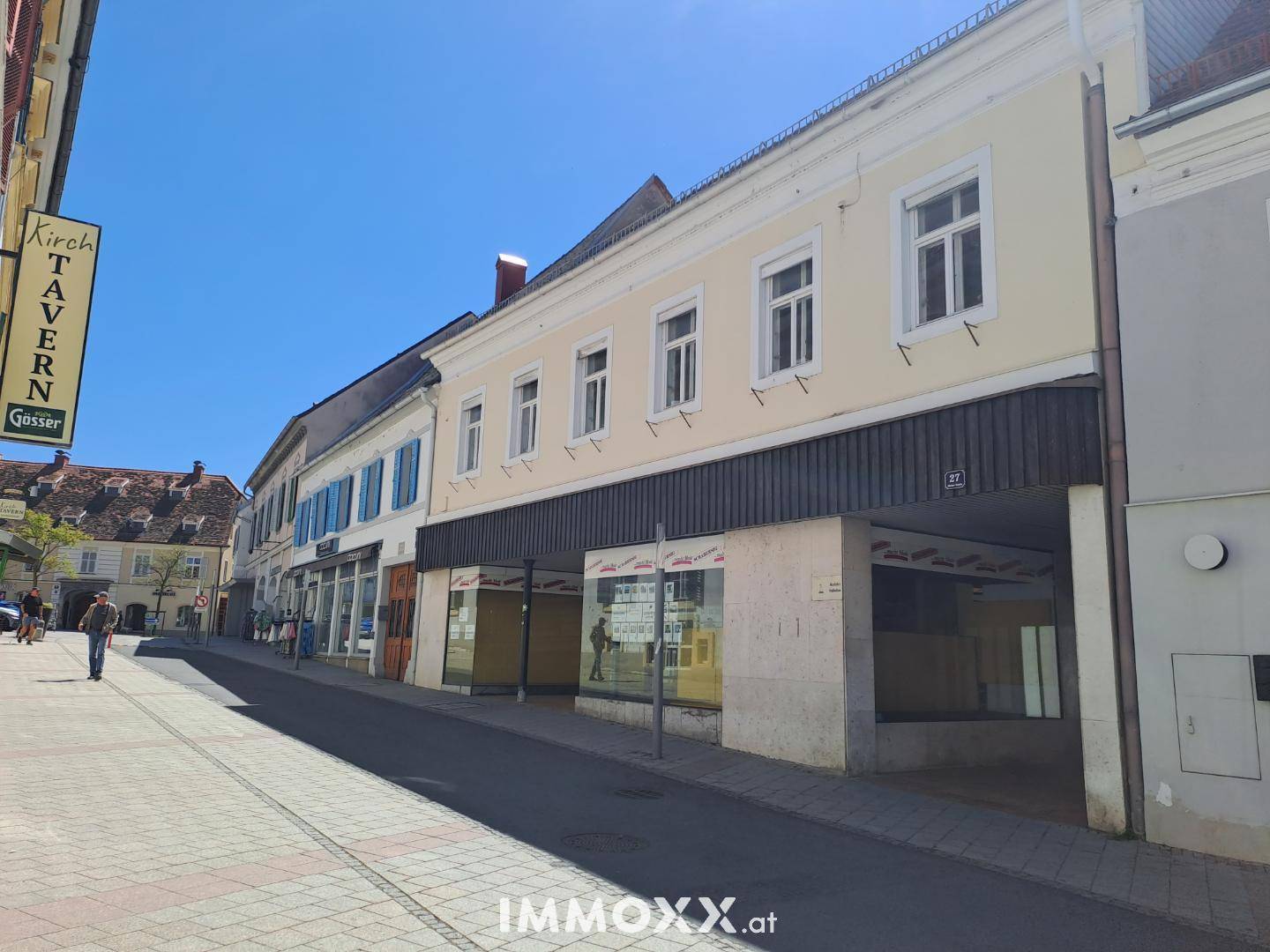 Eine weitere Ansicht der Geschäftsstraße mit traditionellen Gebäuden und Schaufenstern.