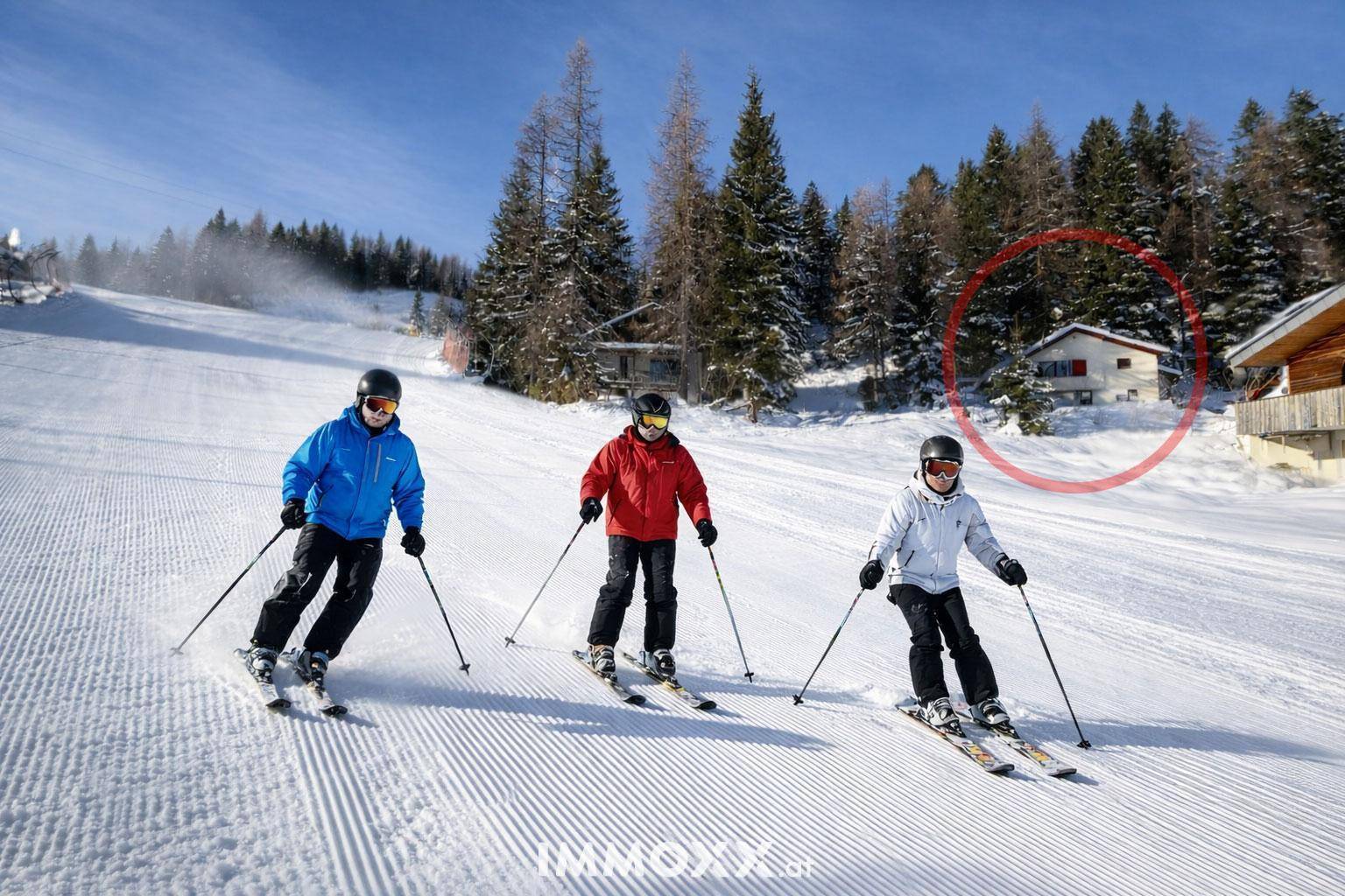 Das Haus ist von einer Skipiste umgeben und bietet direkten Zugang zu winterlichen Sportaktivitäten.