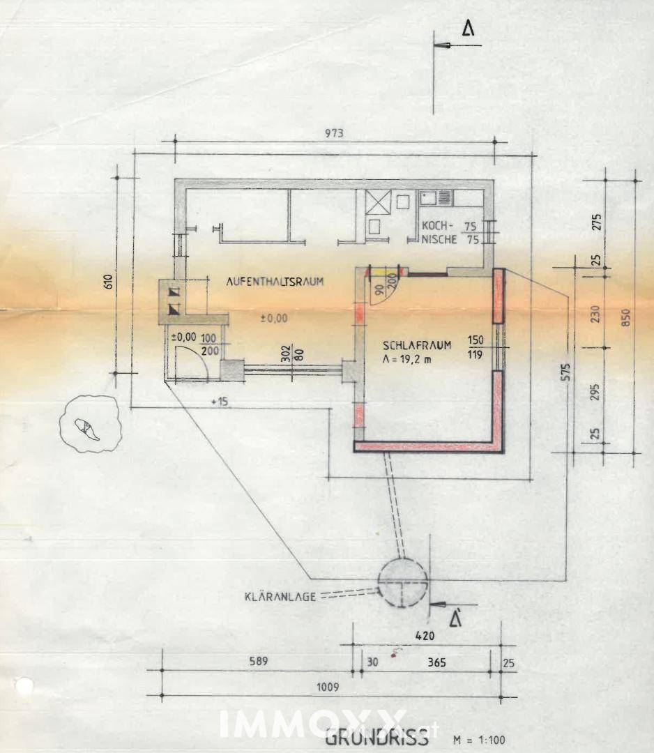 Detaillierter Grundriss eines kleinen Hauses mit Schlafzimmer, Aufenthaltsraum und Kochnische.