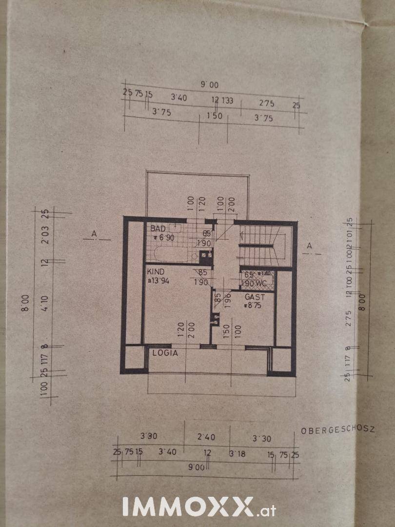 Grundriss des Obergeschosses mit Bad, Kinderzimmer, Gäste-WC und Loggia.