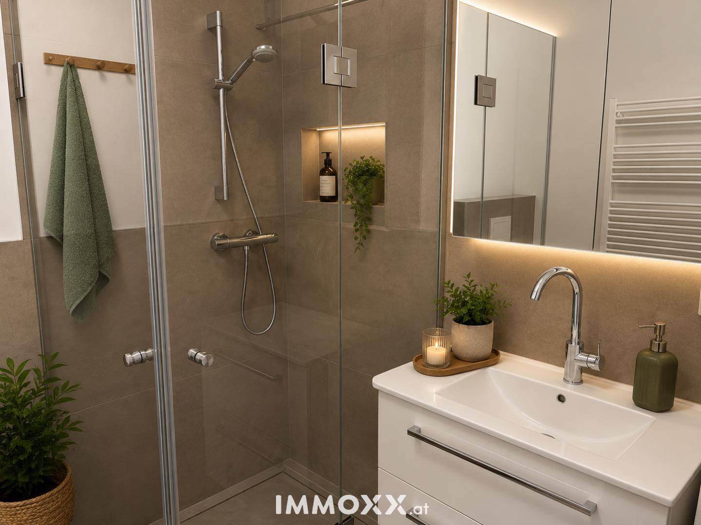 Modernes Badezimmer mit begehbarer Dusche, Einzelwaschbecken und beleuchtetem Spiegelschrank.