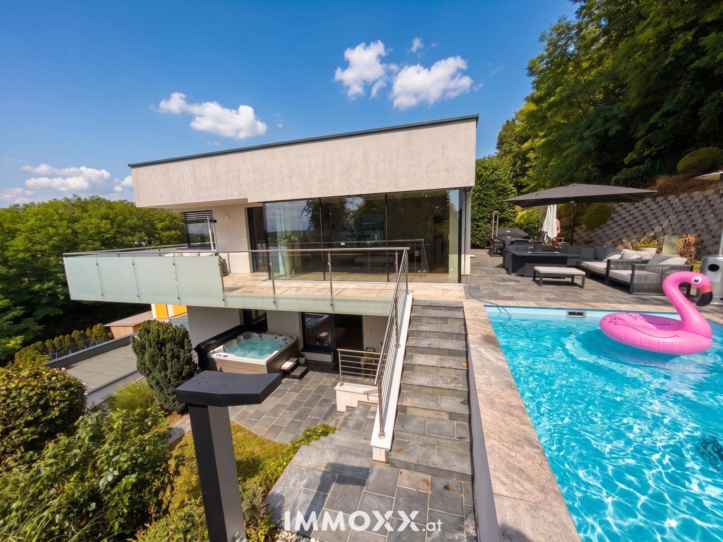 Moderne Villa mit Pool, Whirlpool und großzügiger Terrasse für Entspannung im Freien.