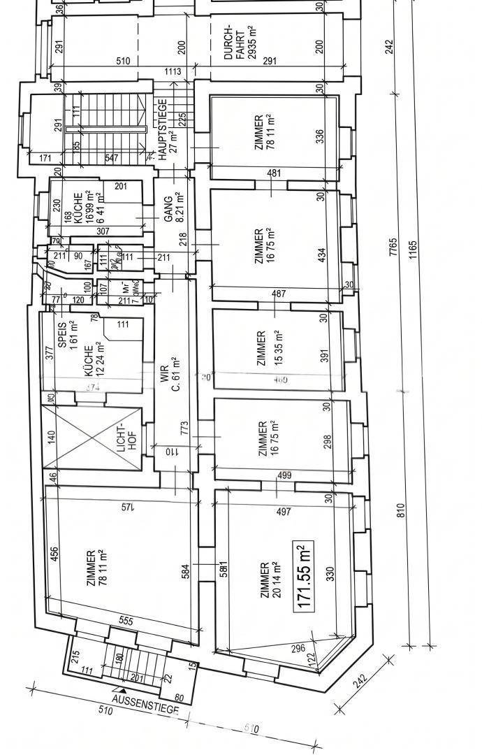Detaillierter Grundriss mit mehreren Zimmern, Küche, Gang und Außentreppe.