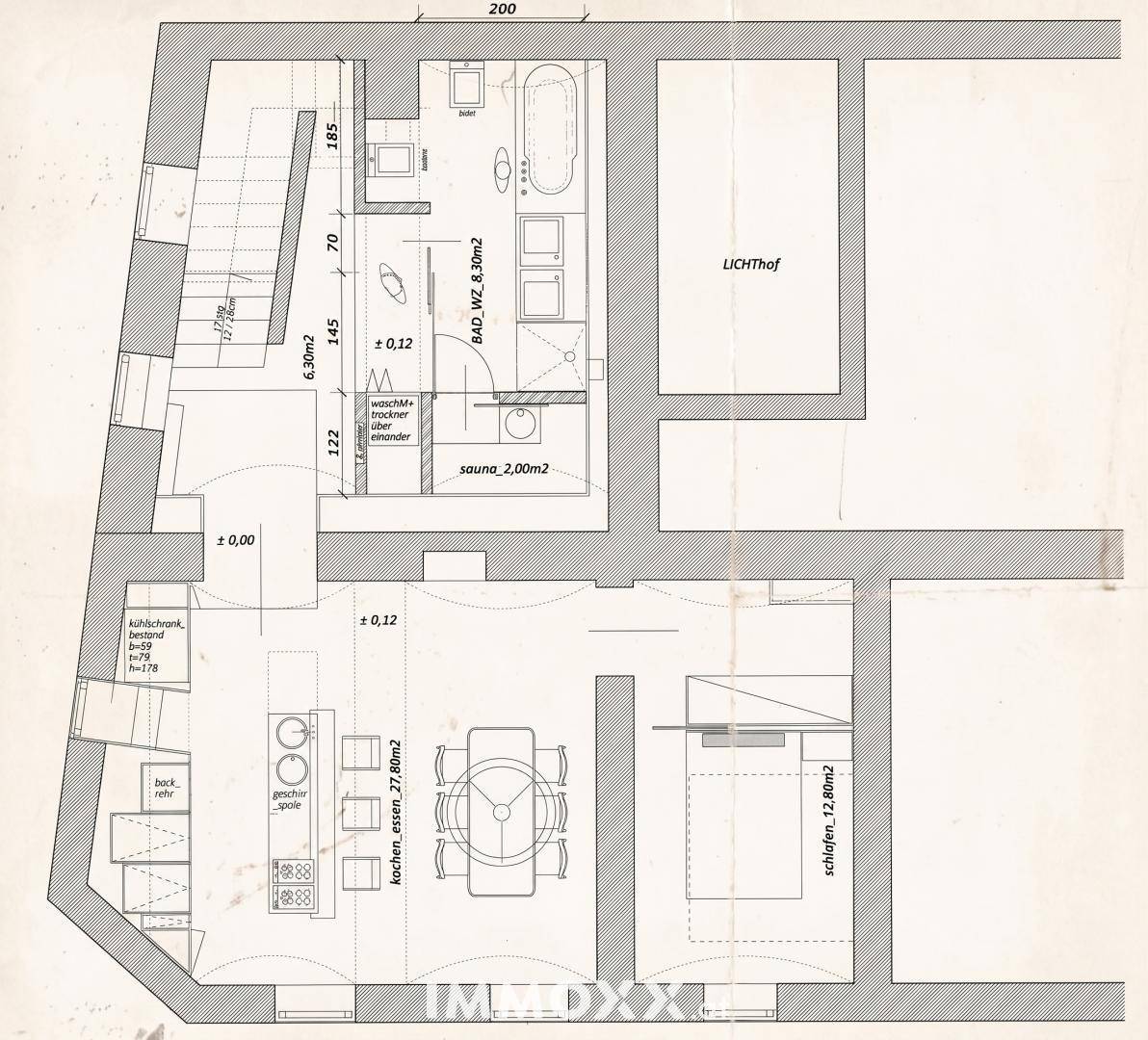 Grundriss zeigt Bad, Sauna, Küche-Essbereich und Schlafzimmer mit Flächenangaben.