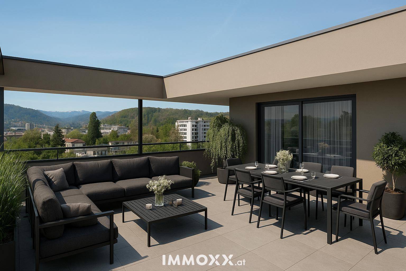 Geräumige Dachterrasse mit modernen Lounge- und Essbereichen sowie Panoramablick auf die Berge und Stadt.