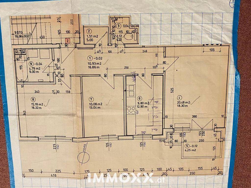 Detaillierter Grundrissplan der Immobilie mit verschiedenen Raumaufteilungen und Maßen.