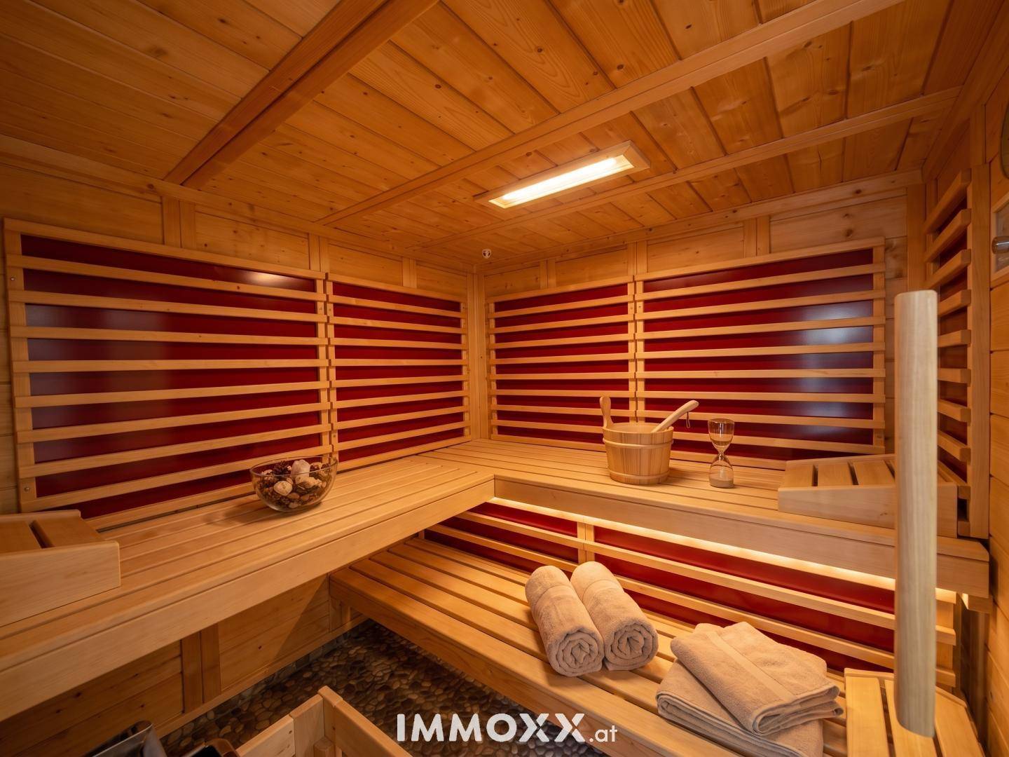 Traditionelle Holzsauna mit charakteristischen Bänken und Heizelement für entspannende Momente.