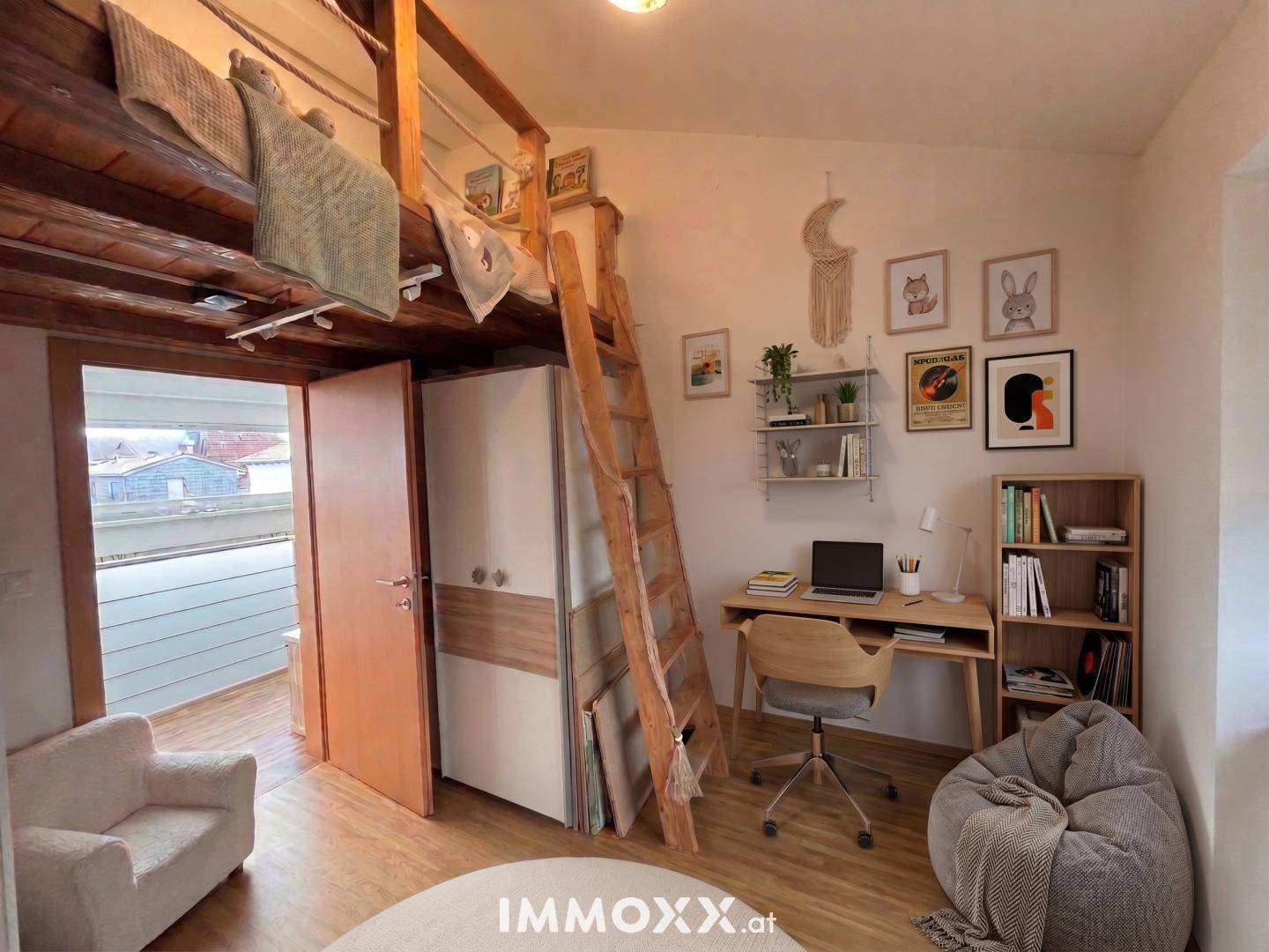 Kinder- oder Gästezimmer mit Bett, Schreibtisch, Bücherregal und einer Holzkonstruktion für ein Hochbett.
