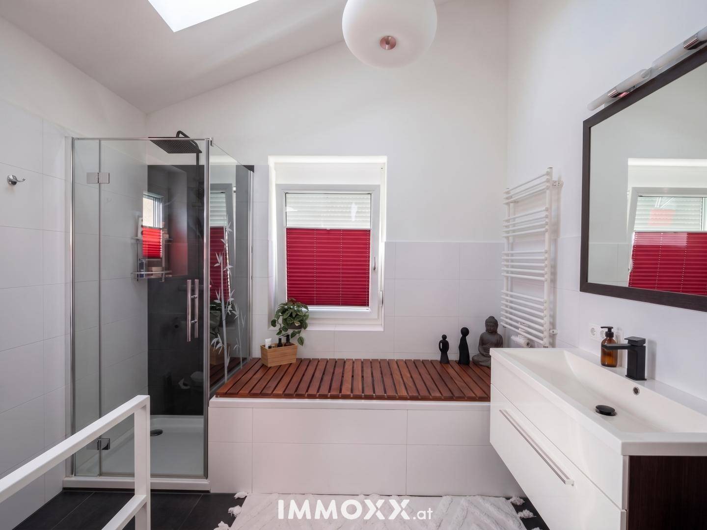 Modernes Badezimmer mit Duschkabine, Badewanne mit Holzabdeckung, Einzelwaschbecken und Dachfenster.
