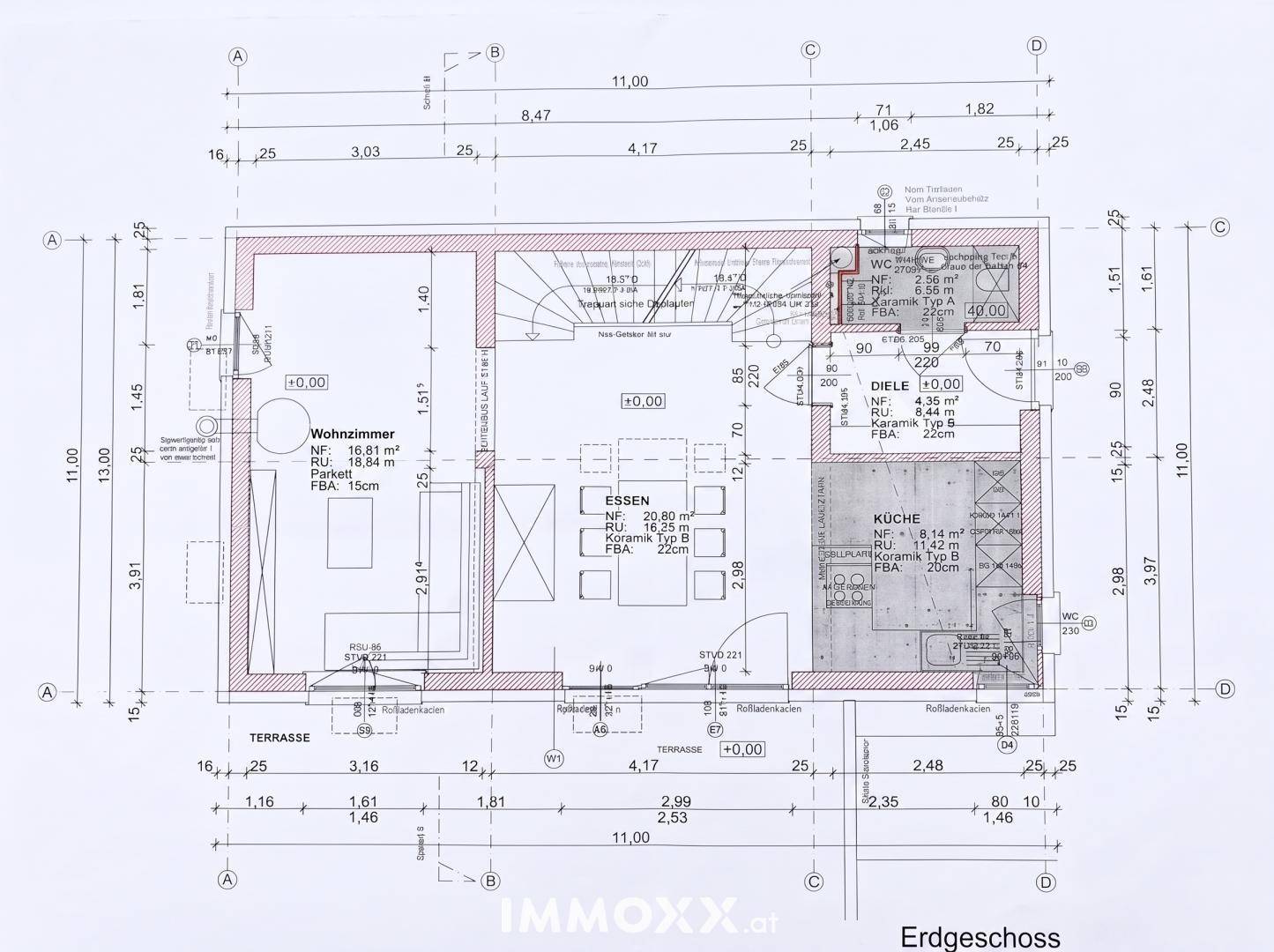 Grundriss des Erdgeschosses mit offenem Wohn-Essbereich, Küche und Zugang zur Terrasse.