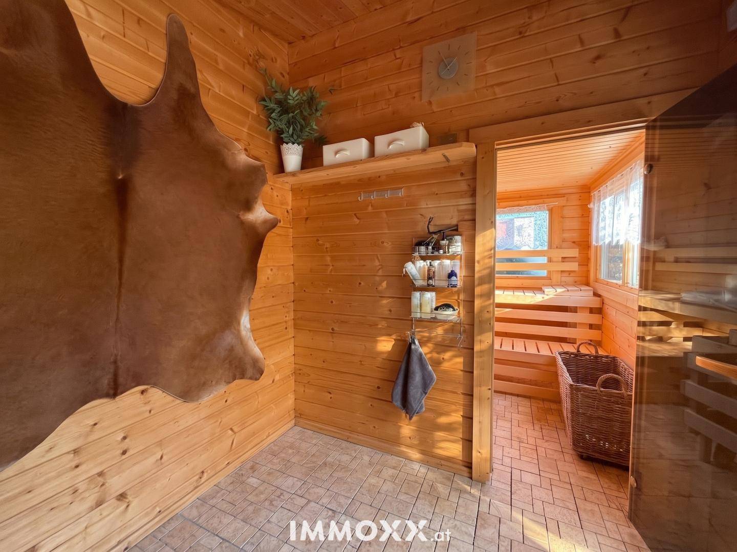 Eingangsbereich zu einer Sauna mit Holzverkleidung und einem Blick in den Saunaraum.