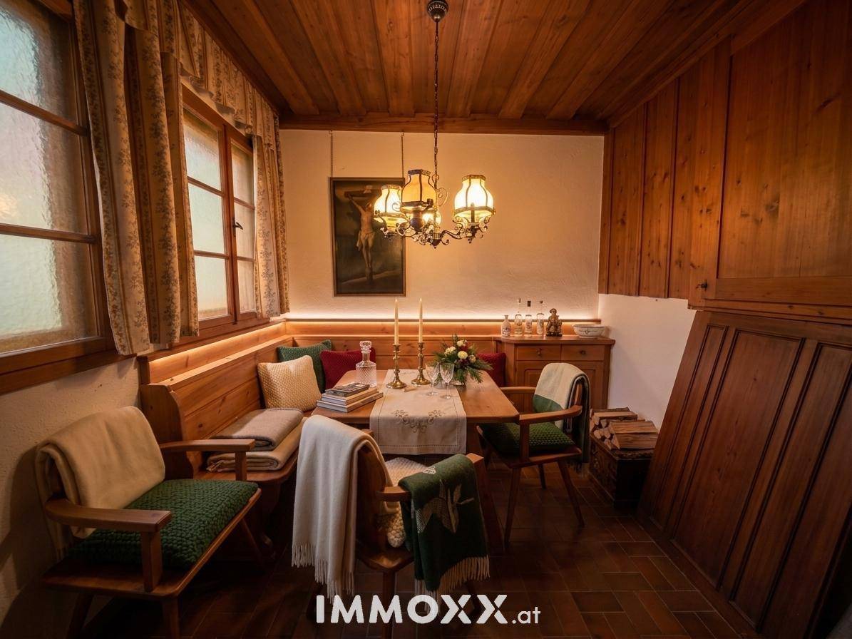 Gemütliche traditionelle Essecke mit Holztäfelung, eingebauten Bänken und rustikalem Charme.