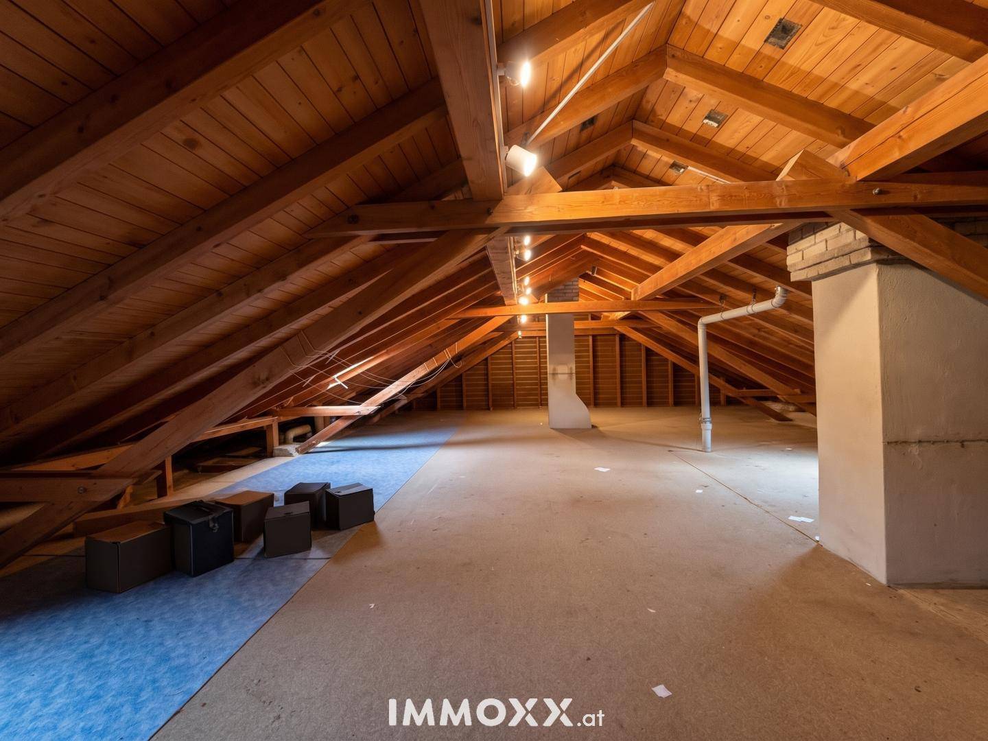 Geräumiger Dachboden mit sichtbaren Holzbalken und viel Potenzial für Ausbau.