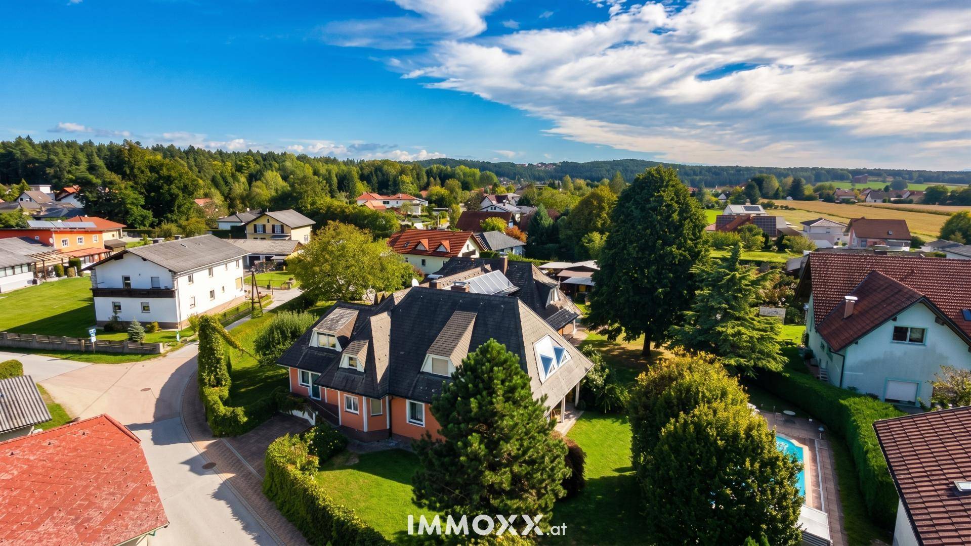 Anwesen mit weitläufigem Garten und Blick auf die umliegende Wohngegend.