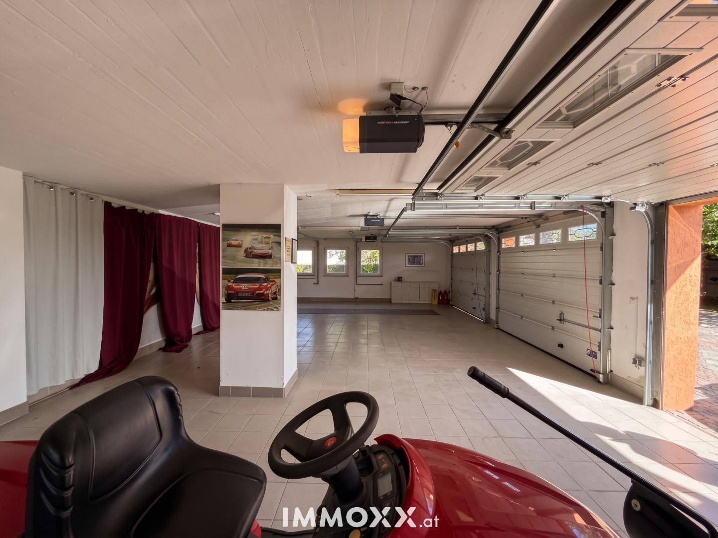 Geräumige Garage mit mehreren Stellplätzen und Rolltoren.