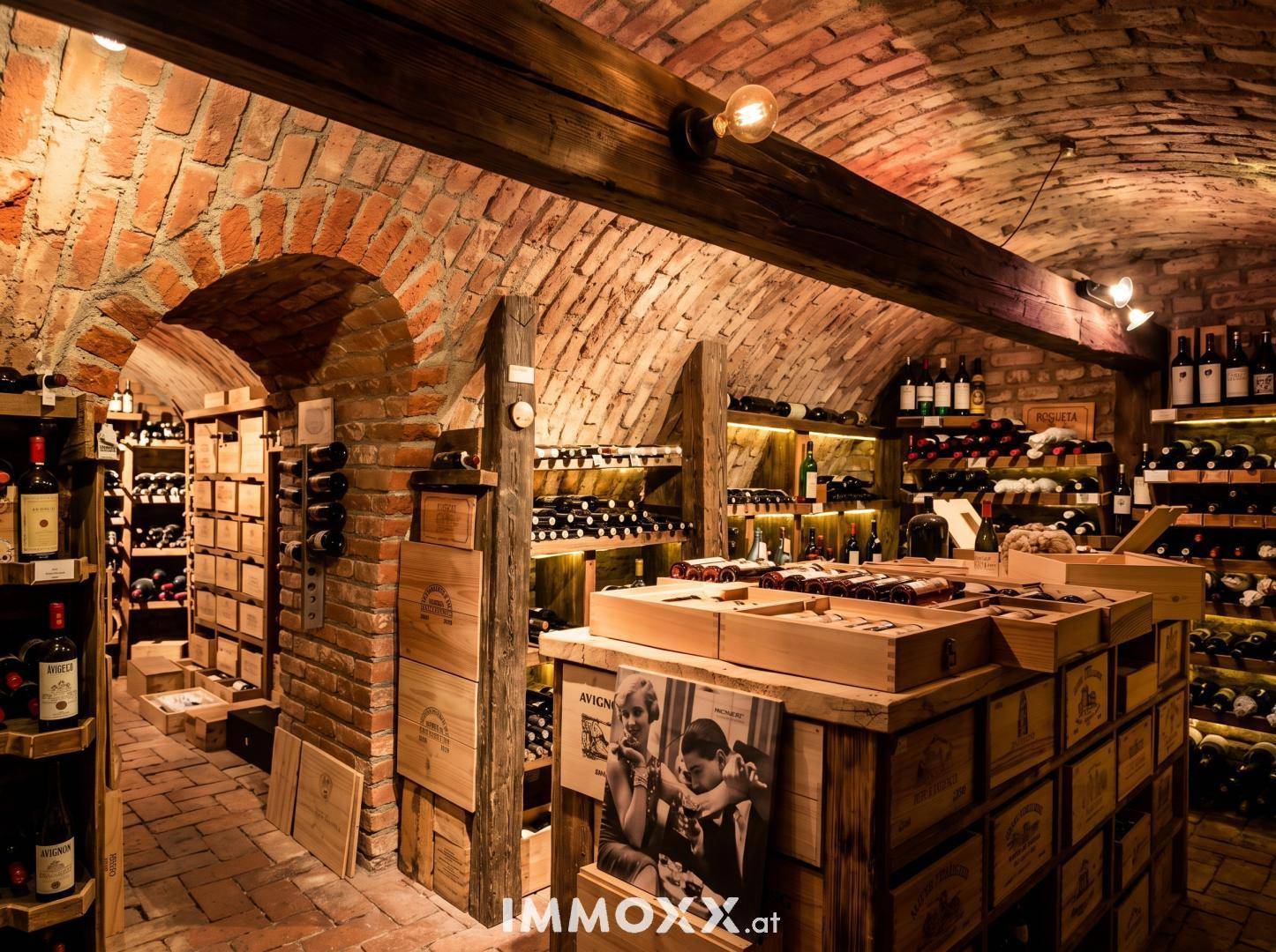 Umfangreicher Weinkeller mit Ziegelgewölbe, Holzregalen und großer Weinsammlung.