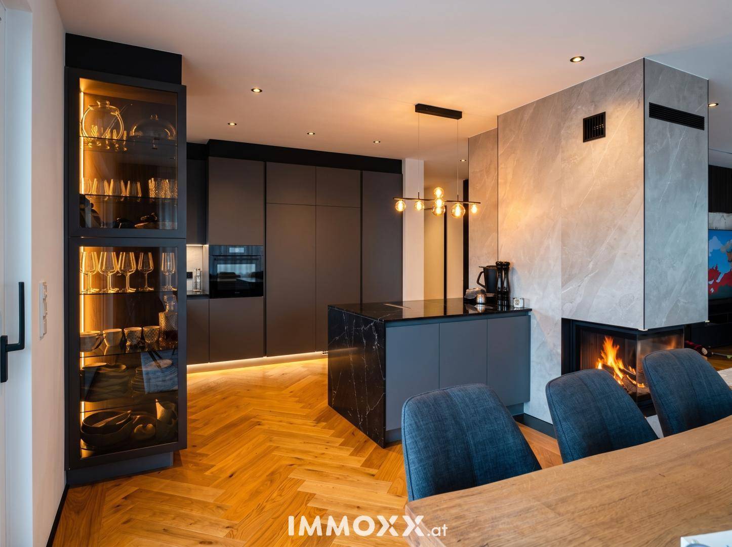 Wohnzimmer mit Feuerstelle