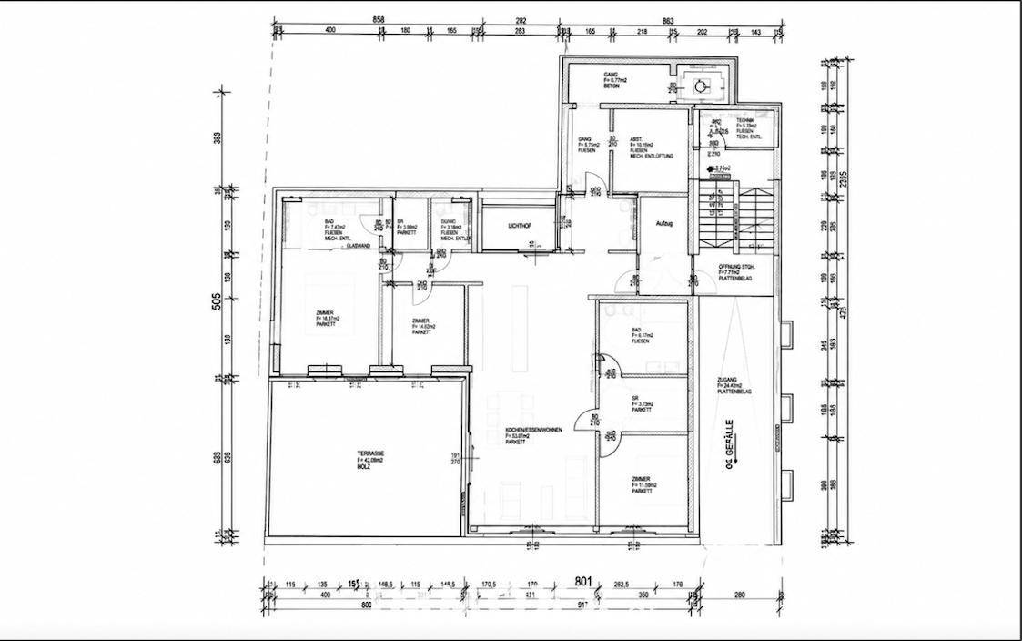 Detaillierter Grundriss mit Raumaufteilung und Maßen für die gesamte Etage.