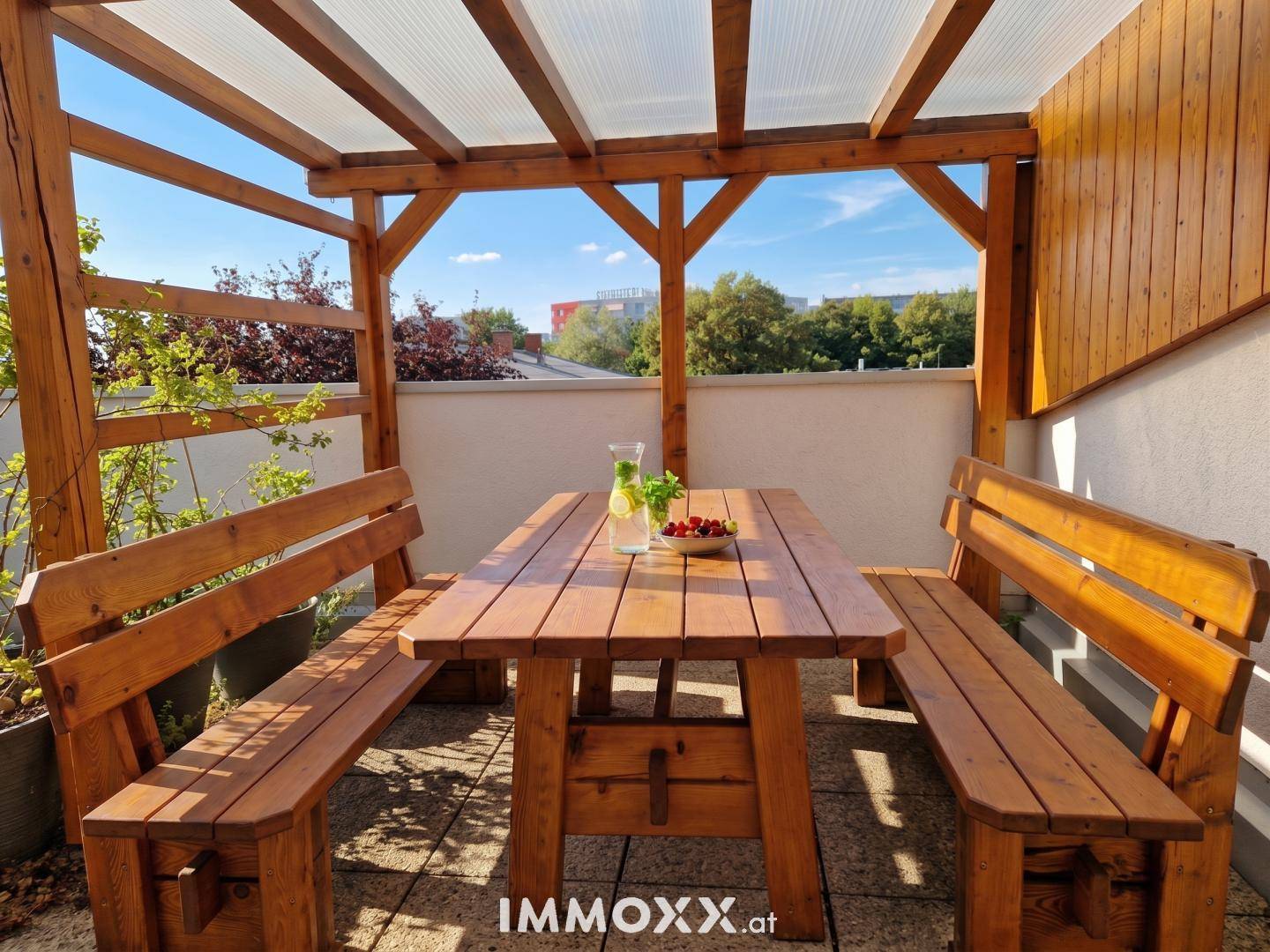 Gemütlicher Essbereich im Freien unter einer Holzpergola auf der Terrasse, perfekt für Mahlzeiten.