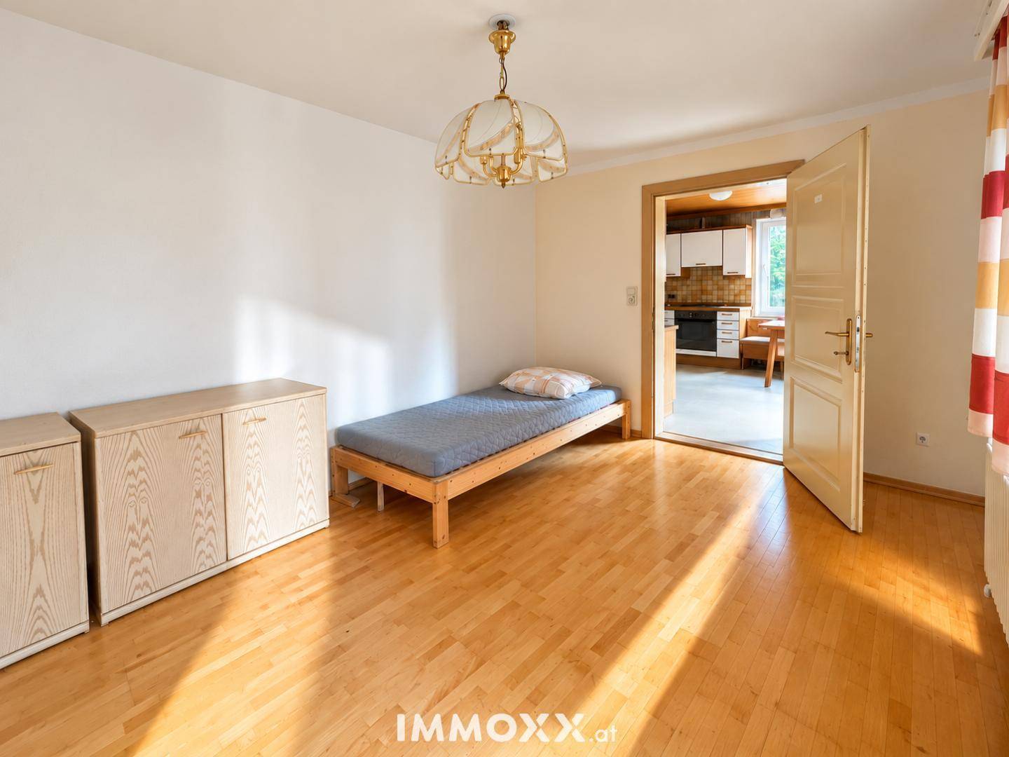 Helles Schlafzimmer mit offener Ku¨chentu¨r