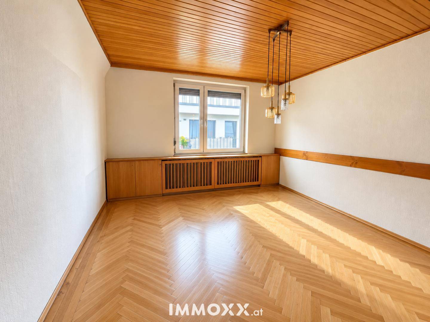 Heller Raum mit Holzdecke und Fenster