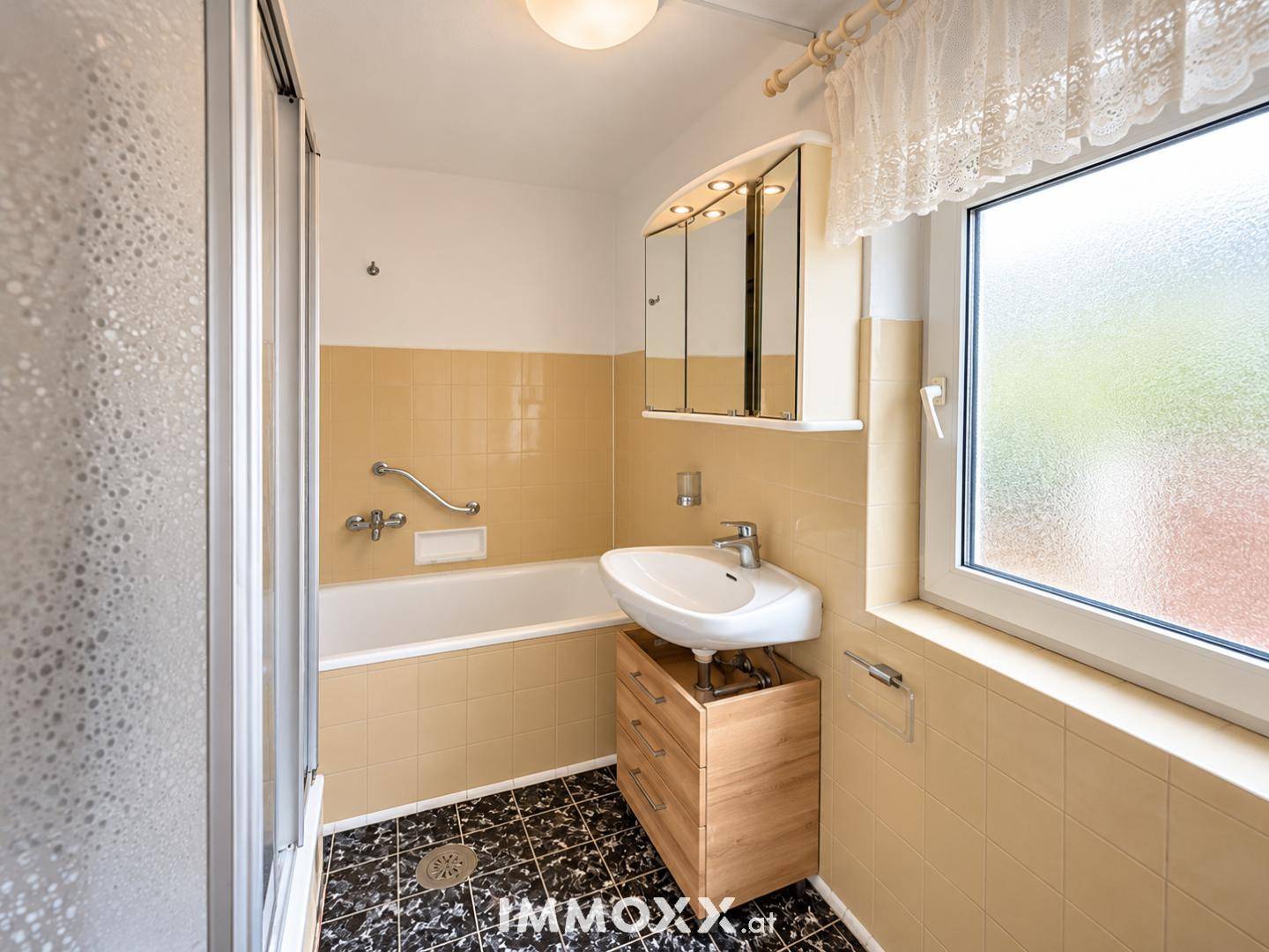 Helles Retro-Badezimmer mit Badewanne
