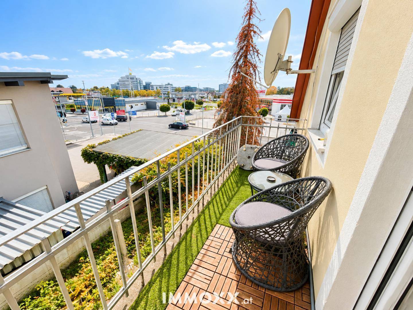 Sonniger Balkon mit Stadtblick