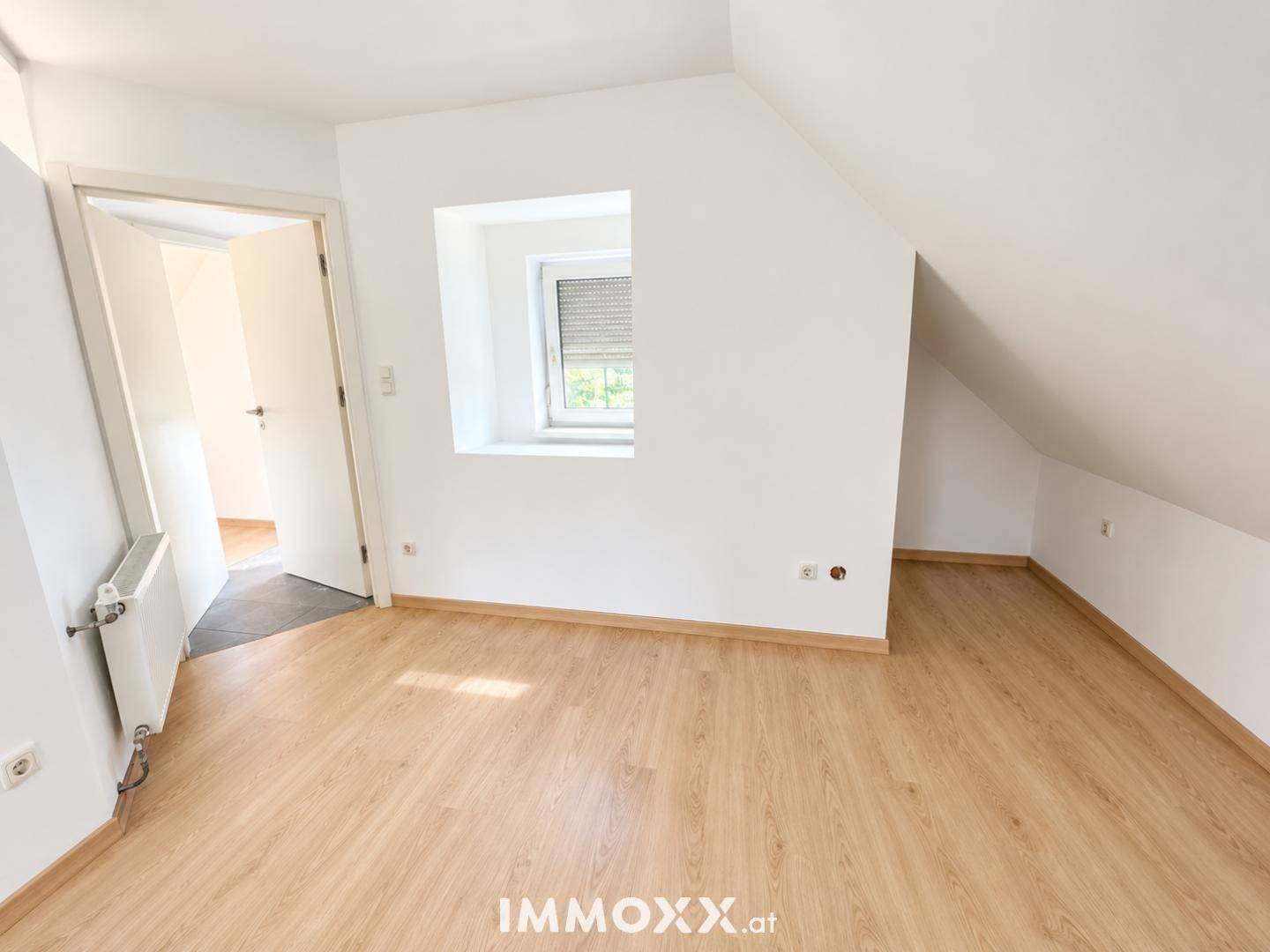 Heller renovierter Dachbodenraum mit Fensterter